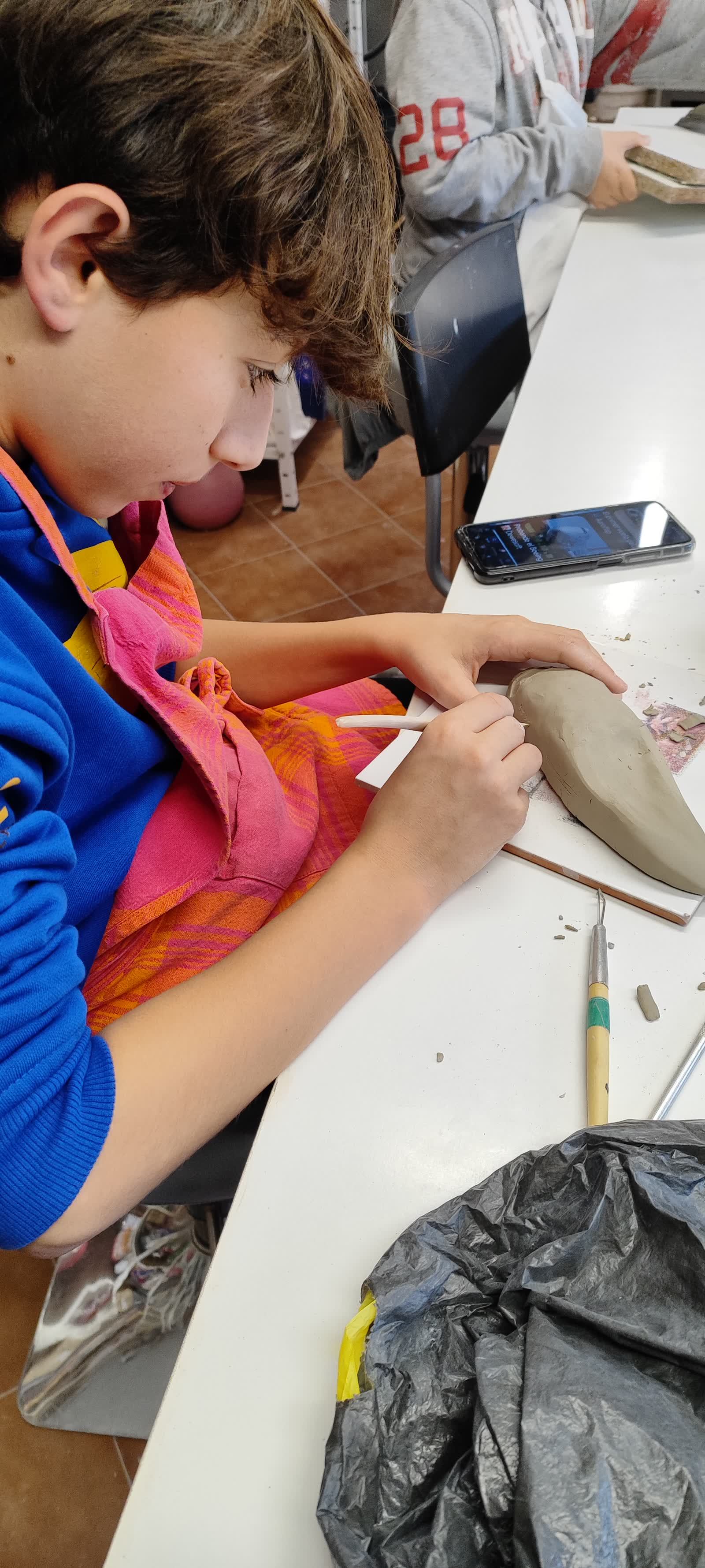 Niños modelando arcilla en el taller