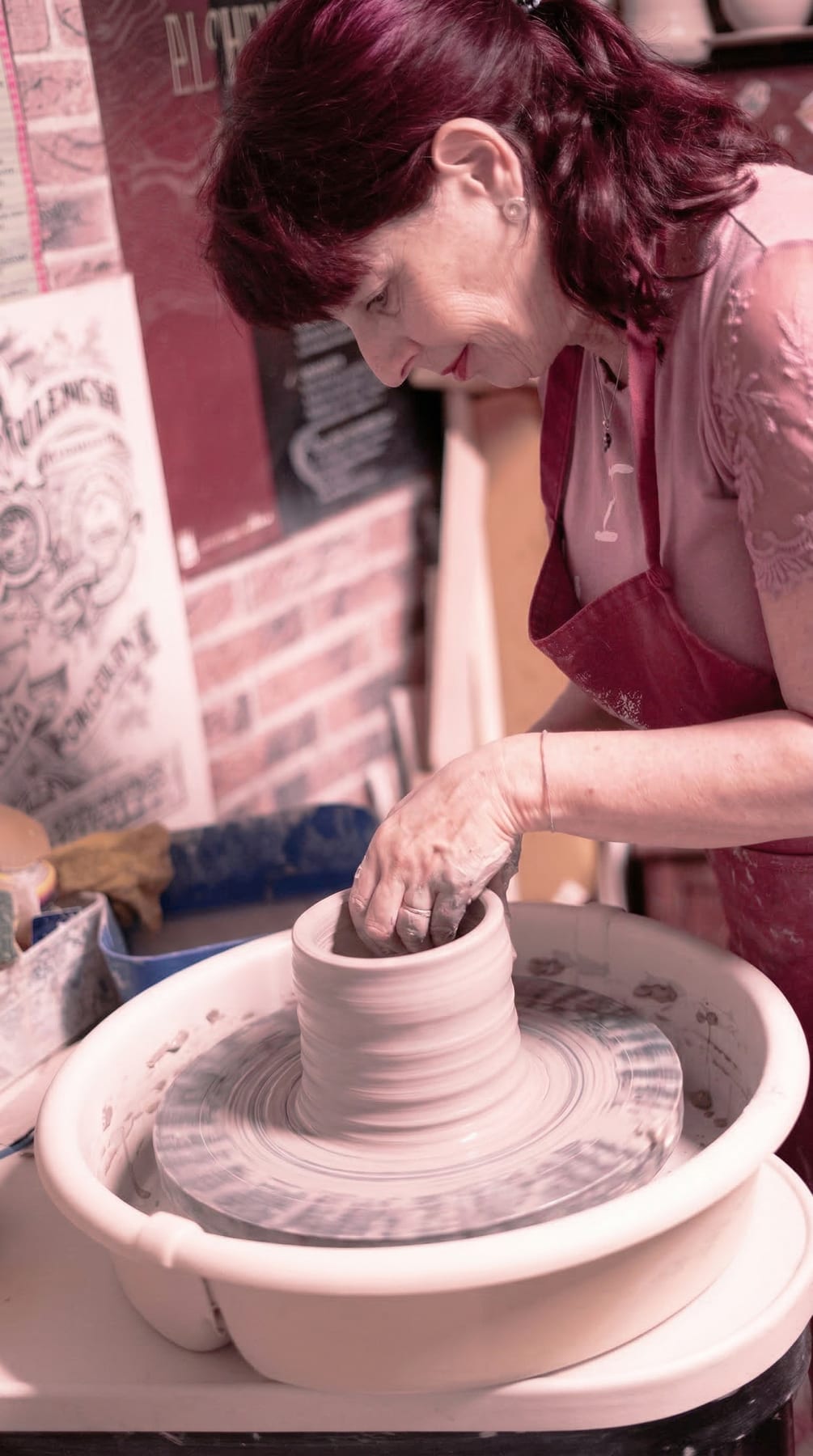 Devie Werchowsky trabajando en el torno