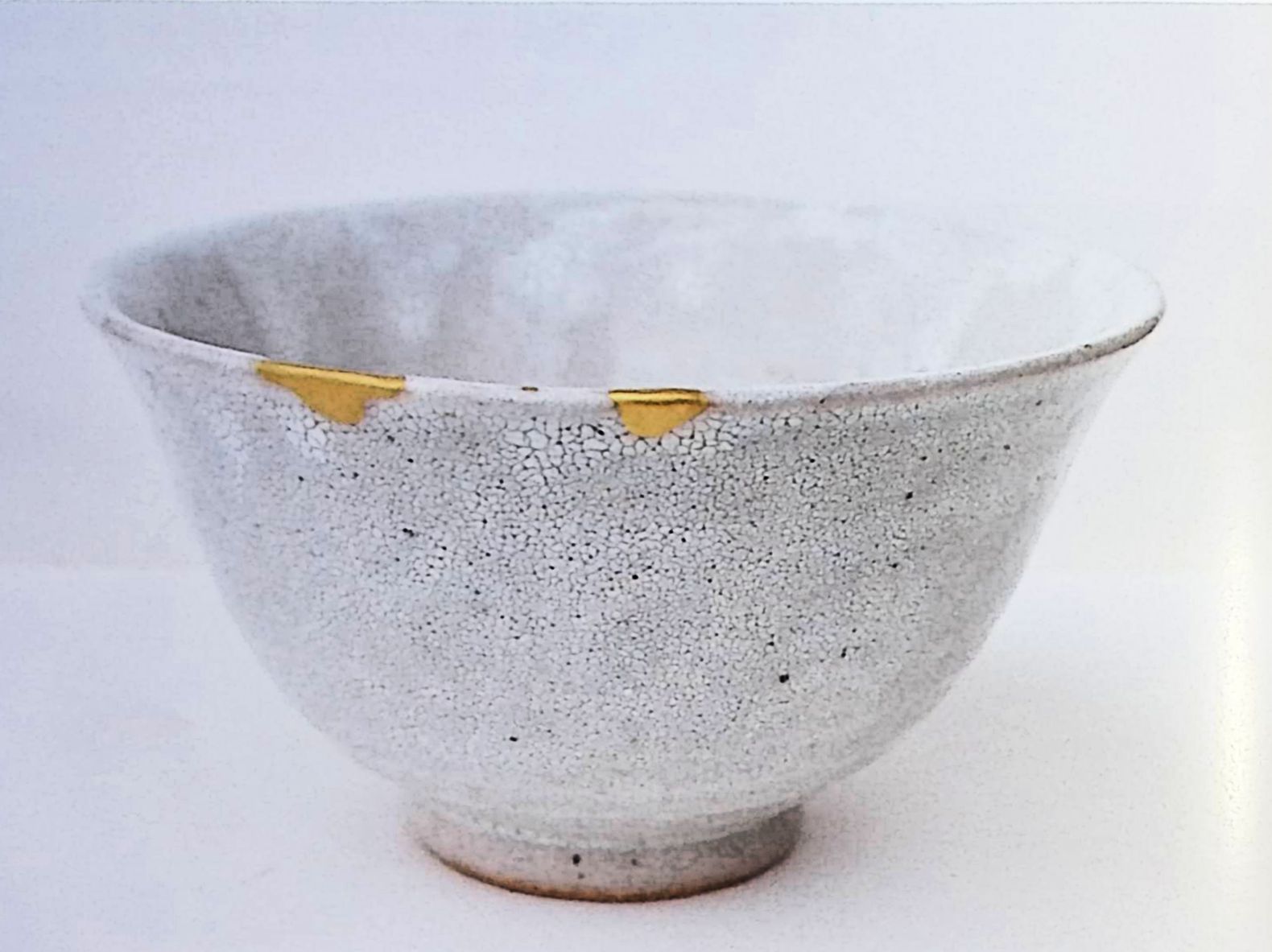 Cuenco de arroz con dos desconchados, Kintsugi oro