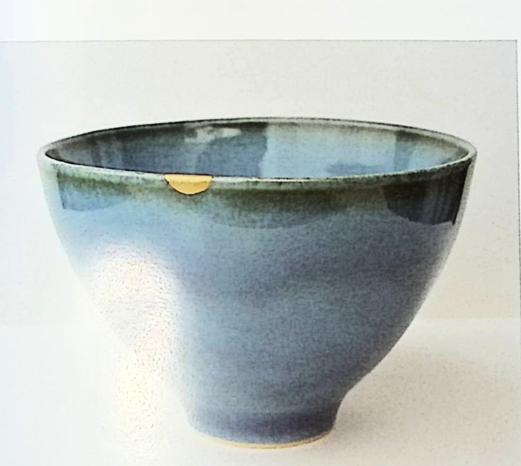 Taza azul con un desconchado, Kintsugi oro mate