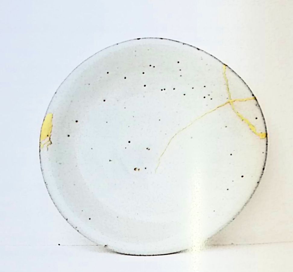 Plato blanco con tres fragmentos, Kintsugi oro pulido