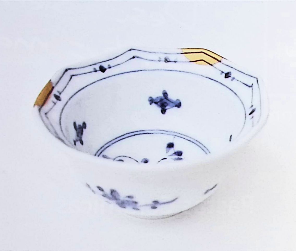 Cuenco pequeño con dos desconchados, restaurado con Kintsugi