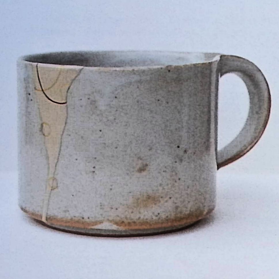 Taza de café con una rotura, Kintsugi blanco con líneas de rojo y oro
