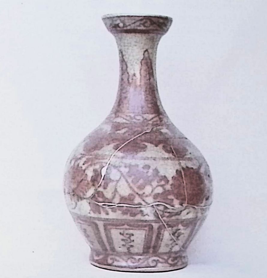 Floreo con fisura larga y tres desconchados, Kintsugi