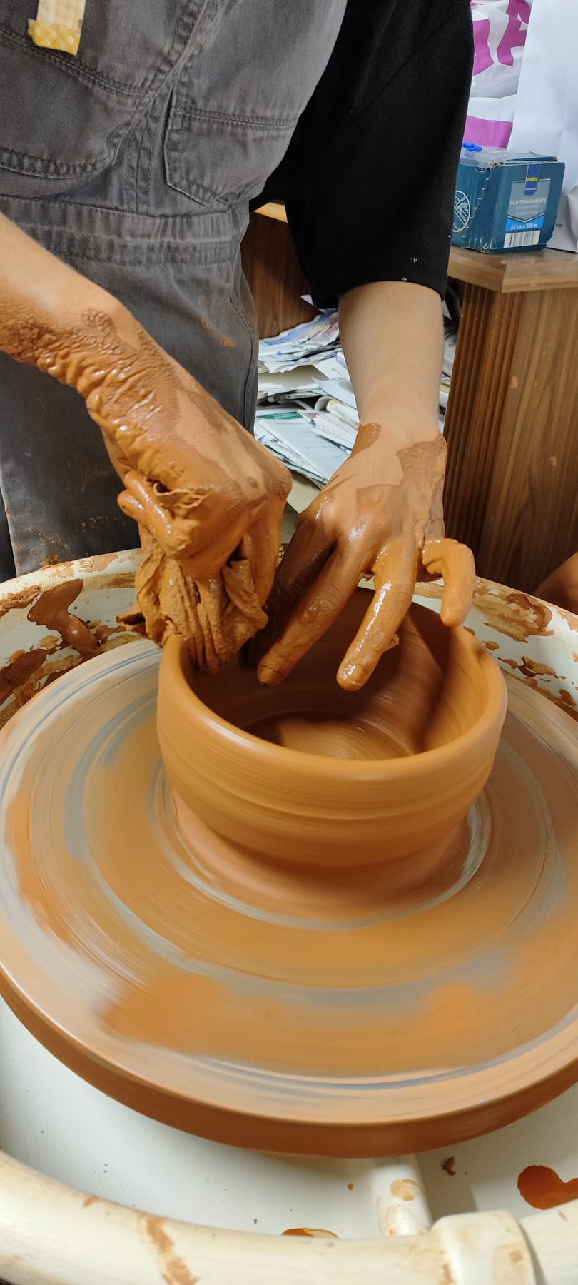 Alumno en el torno de cerámica